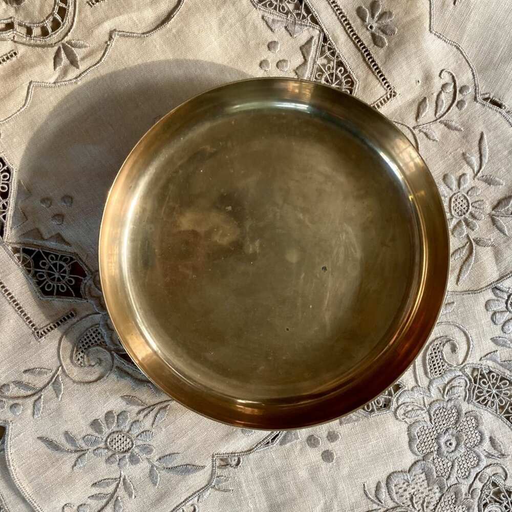 Vintage Round Brass Lidded Powder Bowl, Trinket Dish, Ornate, Embossed Daisies - Picture 8 of 10